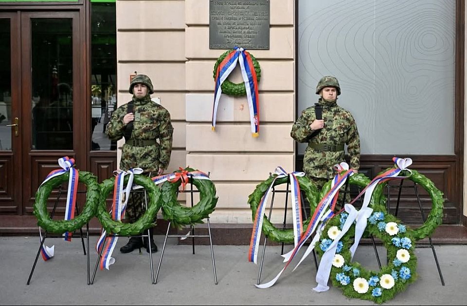 FOTO: Položeni venci kod spomen-ploče povodom godišnjice prisajedinjenja Vojvodine