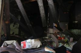 FOTO, VIDEO: Na Satelitu goreo stan prepun smeća, građani bez vode i struje, najavljena pomoć