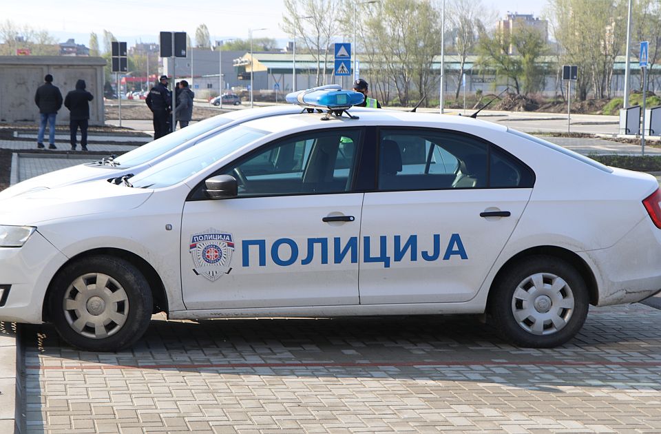 Uhvaćeni na parkingu novosadskog tržnog centra sa dva džaka ukradene odeće