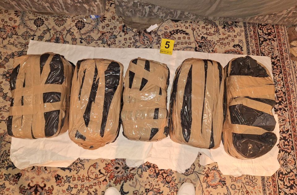 FOTO: Kriminalna petorka "pala" u Beogradu zbog 200 kilograma marihuane FOTO: Kriminalna petorka "pala" u Beogradu zbog 200 kilograma marihuane