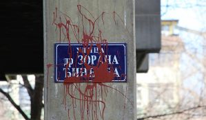 FOTO: Crvenom farbom isprskane table sa imenom ulice Zorana Đinđića