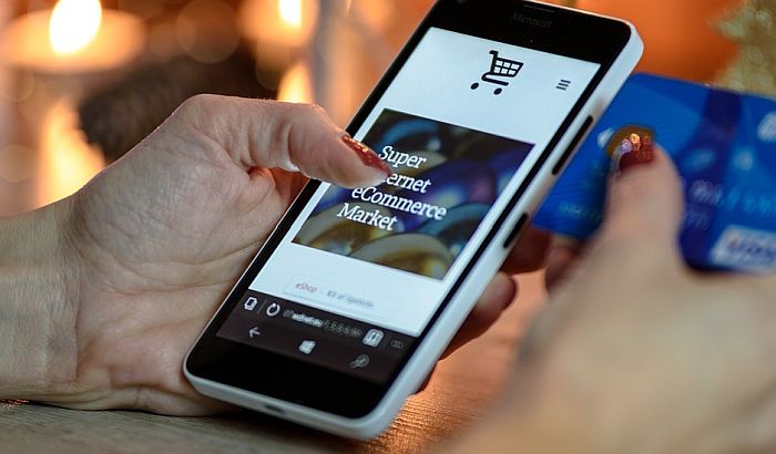 Plaćanje preko mobilnih telefona od jeseni i u Srbiji, kartice mogu u istoriju
