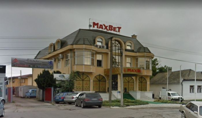 Izgoreo mercedes ispred Maxbeta u Kisačkoj ulici