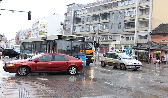 FOTO: Sudar gradskog autobusa i automobila u centru grada