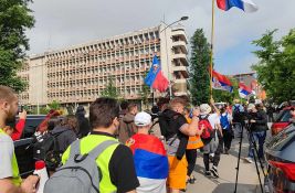 FOTO, VIDEO Novosadski studenti pešače na protest u Loznici: Stotinak mladih ide na 