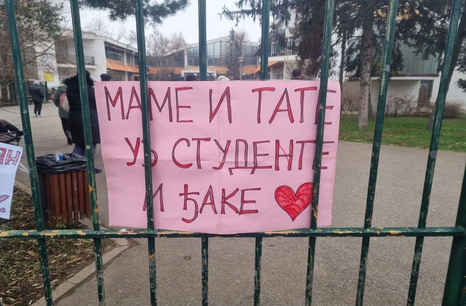 Od podrške učiteljici do saslušanja: Viber poruke na meti tabloida i policije
