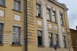 Otpao deo plafona toaleta u školi u Sremskim Karlovcima, roditelji traže hitnu sanaciju