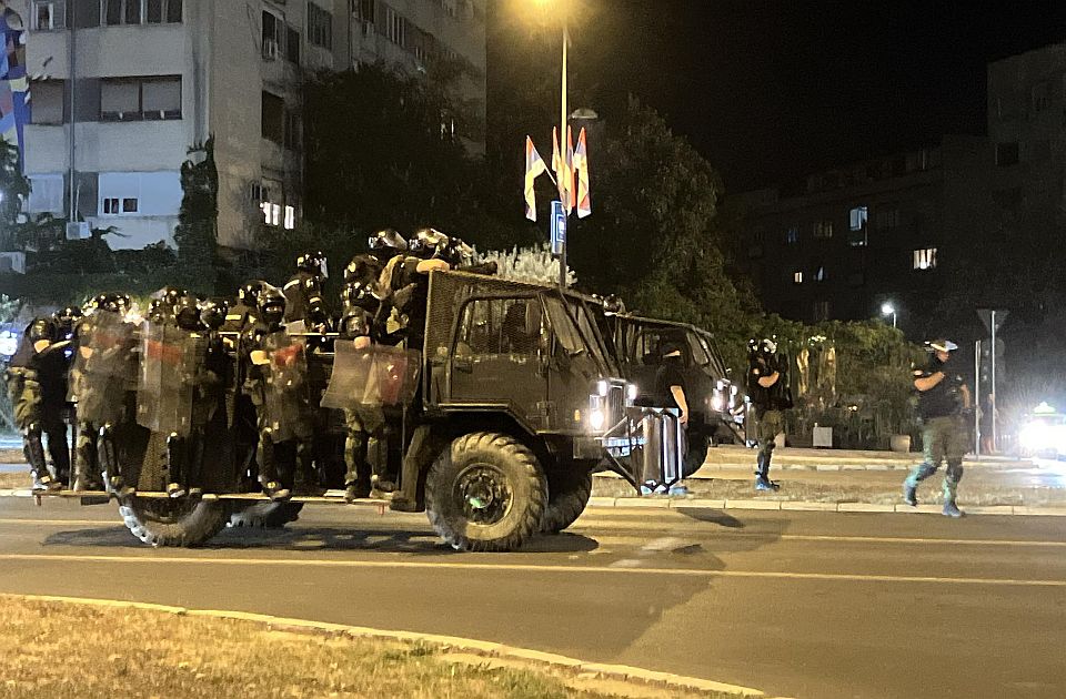 Pred novosadskim naprednjacima odluka o osudi prekomerne upotrebe policijske sile Pred novosadskim naprednjacima odluka o osudi prekomerne upotrebe policijske sile