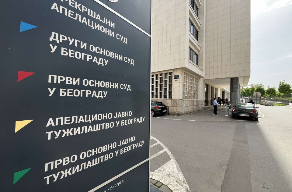 Tužilaštvo traži dve godine zatvora za mladića koji je kolima udario kolica sa bebom, pa pretukao oca deteta