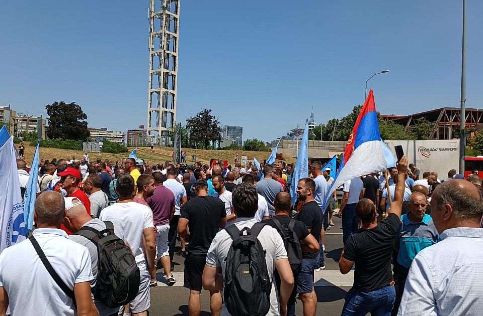 FOTO, VIDEO UŽIVO: Radnici Fijata blokirali auto-put u Beogradu i uzvikuju "lopovi, lopovi"