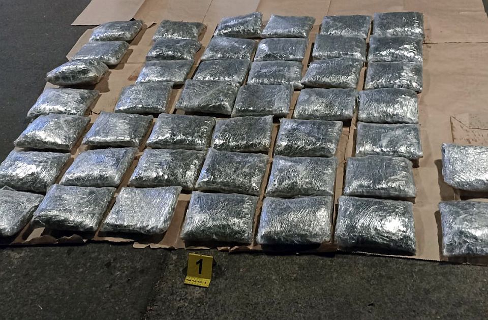 Državljanin Hrvatske uhapšen zbog trgovine drogom i priveden tužilaštvu u Novom Sadu