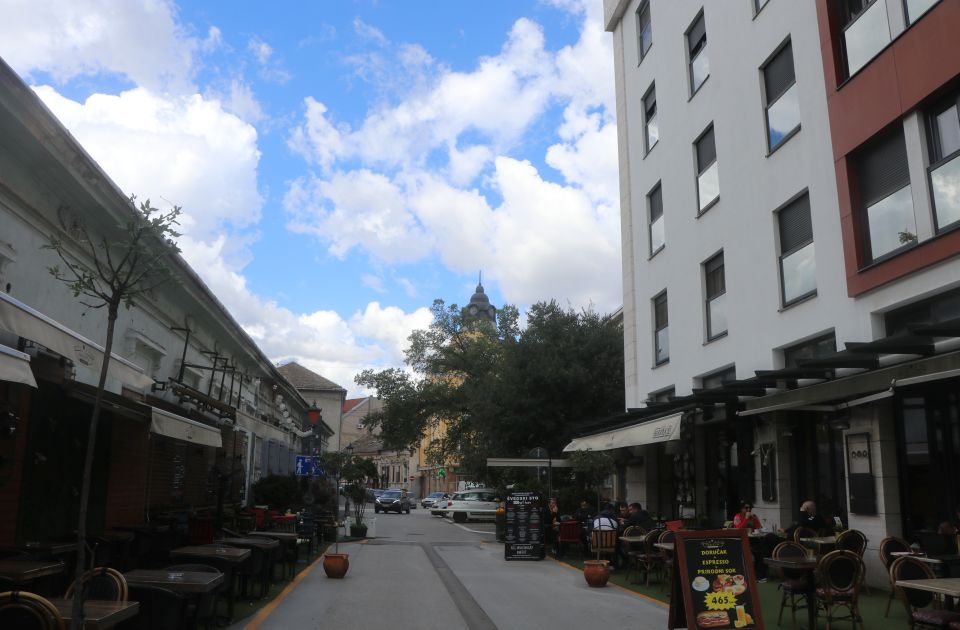 FOTO: Muke stanara u centru Novog Sada sa restoranom i nelegalnom gradnjom na krovu