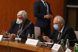 VIDEO Krizni štab odlučio: Sve se zatvara već večeras, mlađi osnovci od ponedeljka na onlajn nastavi
