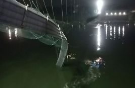 Raste broj poginulih u urušavanju mosta u Indiji, stradale 132 osobe 