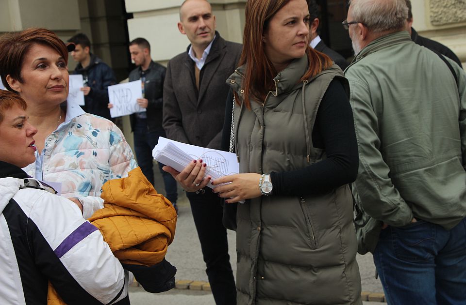 FOTO: Predata peticija protiv spornog spomenika na Limanu, gradonačelnik kaže da će je razmotriti