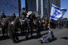 Netanjahu helikopterom prebačen na aerodrom pošto su demonstranti blokirali put 