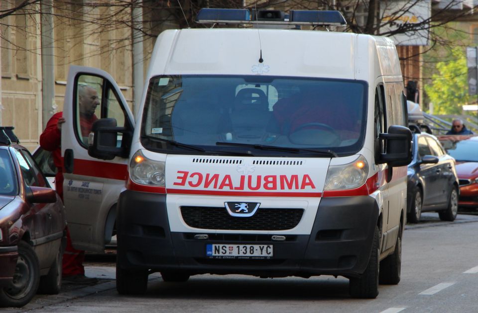 Dvojica mladića povređena posle izletanja sa puta kod Bocki