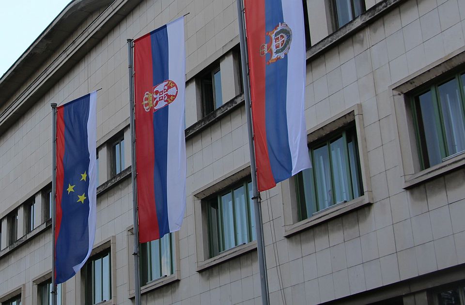 Zrenjanin: Gradonačelnik skinuo zastavu Vojvodine sa skupštine, LSV pita da li će platiti kaznu