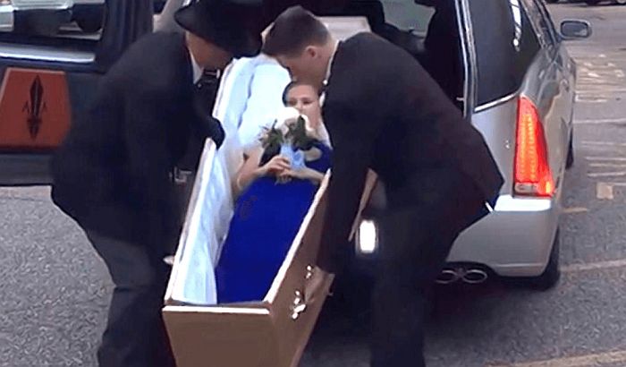 VIDEO: Na maturu došla u mrtvačkom kovčegu