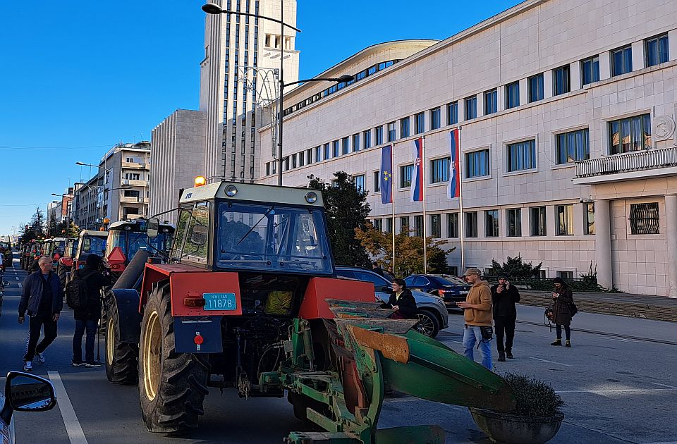 FOTO, VIDEO: Poljoprivrednici završili protest kod Banovine, vratili se do Rafinerije