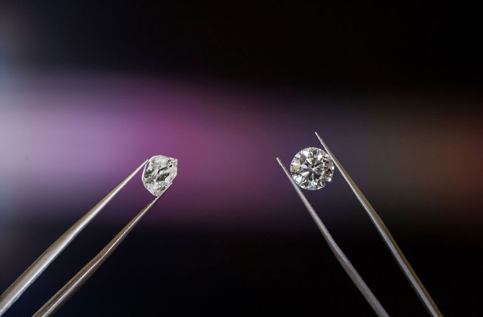 Evropska komisija predlaže zabranu uvoza dijamanata iz Rusije