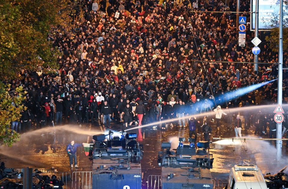 FOTO: Hiljade navijača Bugarske na ulicama Sofije, protest prerastao u nasilje 