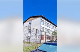 VIDEO: Funkcioner u BiH svoju novu funkciju proslavio okretanjem teleta na ražnju u školskom dvorištu 