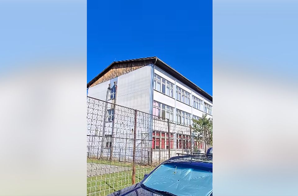 VIDEO: Funkcioner u BiH svoju novu funkciju proslavio okretanjem teleta na ražnju u školskom dvorištu 
