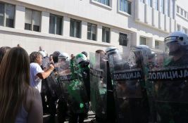 FOTO, VIDEO: Tuča demonstranata i policije na protestu, policijski štitovi ofarbani u zeleno
