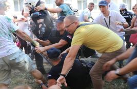 VIDEO: Trenutak kad demonstranti otimaju štit policajcu