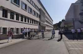FOTO: Postavljene ograde oko Skupštine Vojvodine zbog sednice o GUP-u