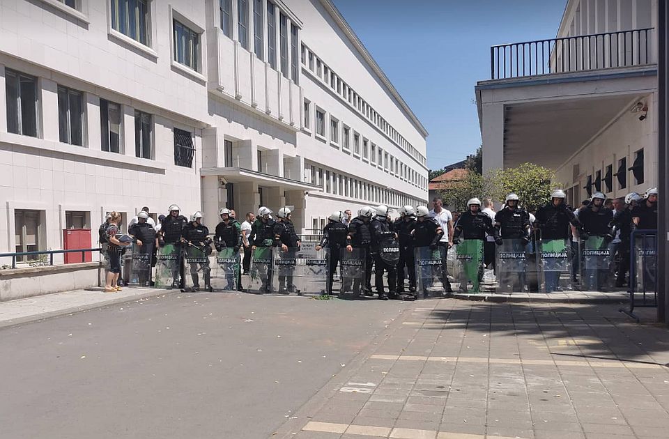 Aktivisti se razišli nakon usvajanja GUP-a, ostao kordon policije