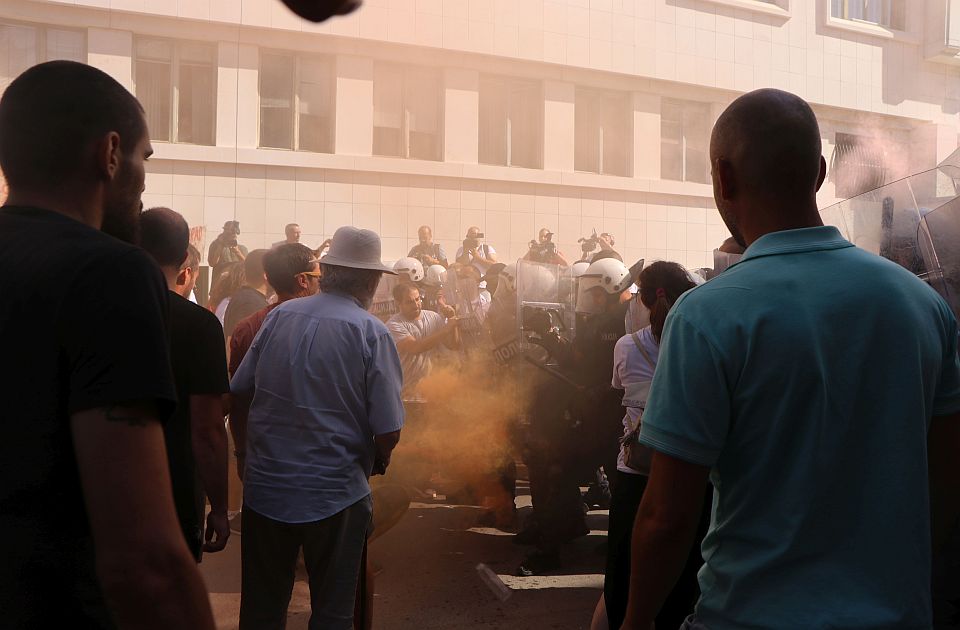Reakcije na sukobe na protestu: Vlast još jednom pokazala da je spremna da na građane šalje pendreke