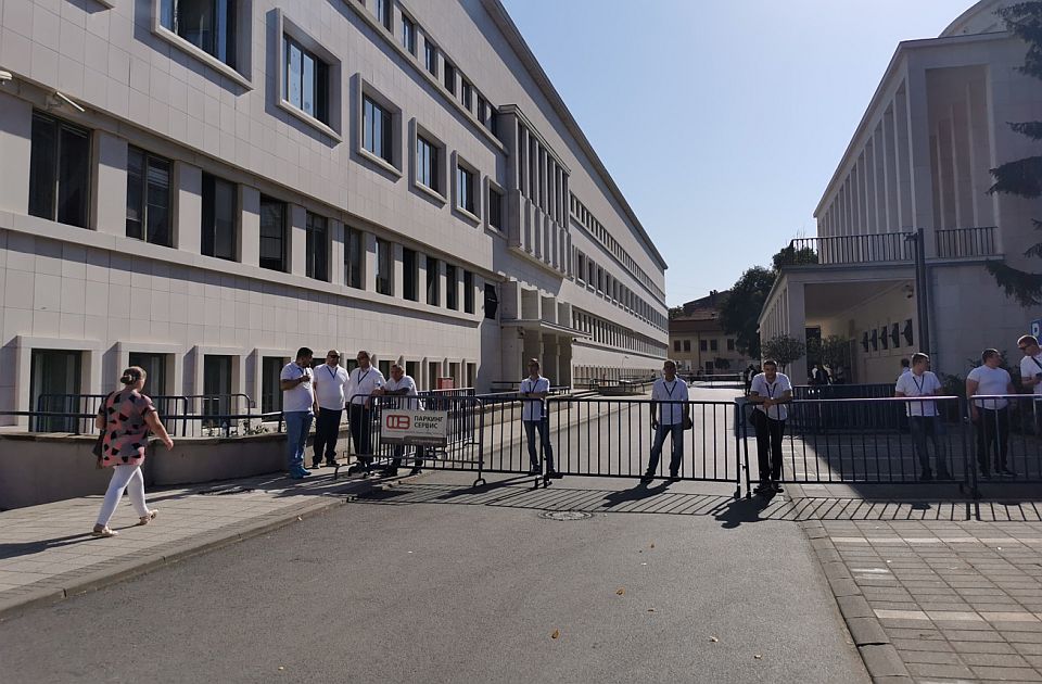 FOTO: Postavljene ograde oko Skupštine Vojvodine zbog sednice o GUP-u