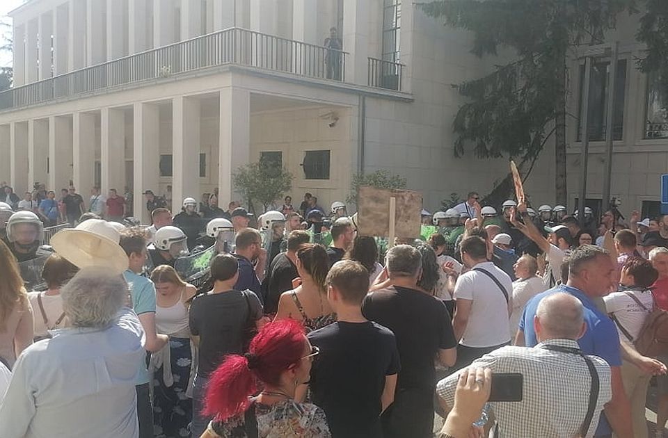 FOTO: Slike protesta - pomeranje ograde, sukob, pocepane pantalone, mazanje policijskih štitova