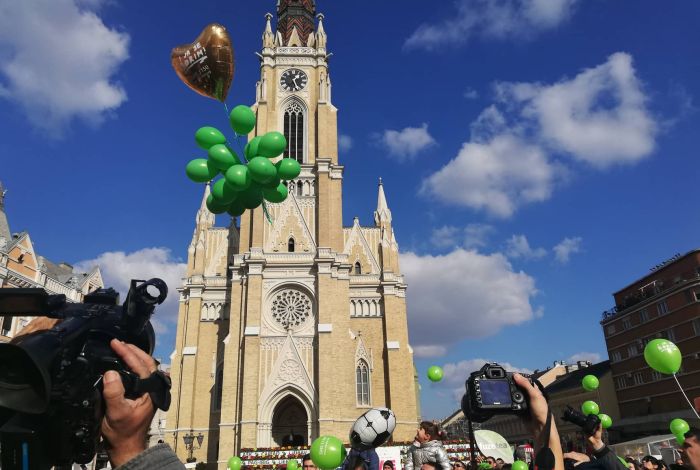 FOTO: Puštanjem zelenih balona u Novom Sadu obeležen Dan dece obolele od raka