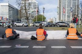 Klimatski aktivisti se lepili za kolovoze širom Berlina i najavili da će vrlo sporo marširati gradom