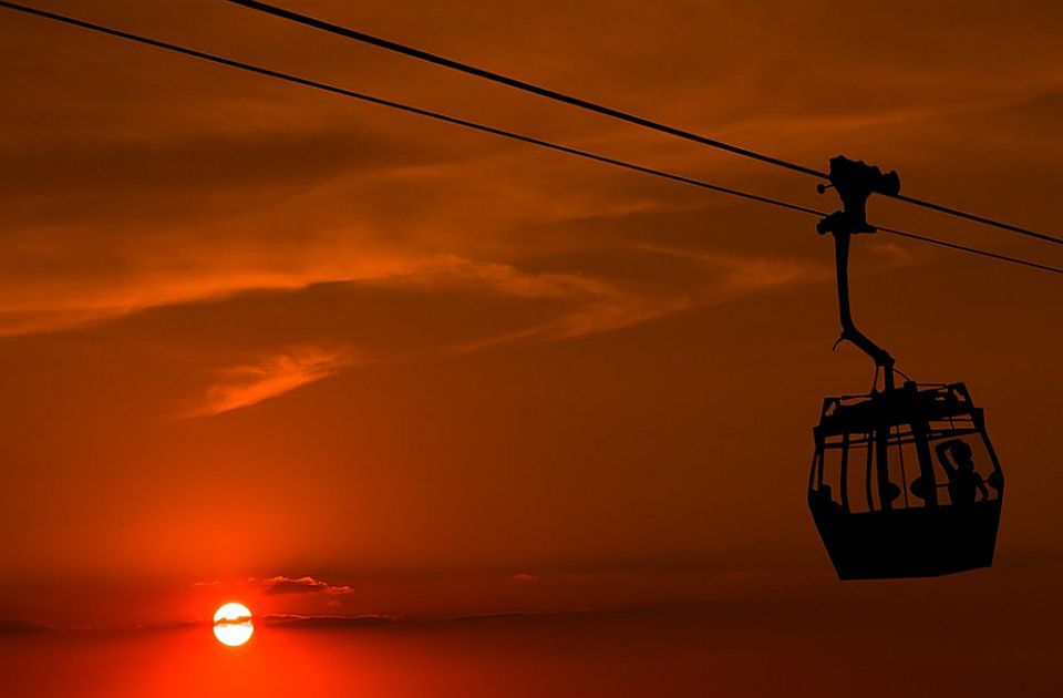 Austrijski nudisti zabrinuti: Gondola sa turistima će ići direktno iznad nudističke plaže 