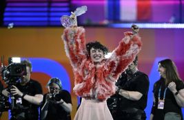 VIDEO: Pobednik Evrovizije razbio trofej i povredio prst