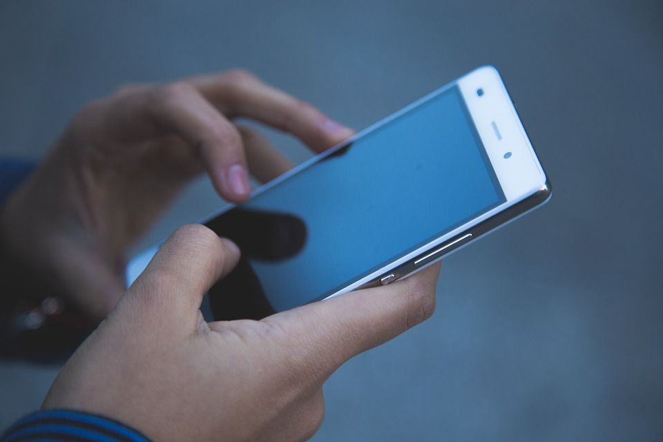 Banka upozorava na SMS prevaru: Šta su smišing i višing?
