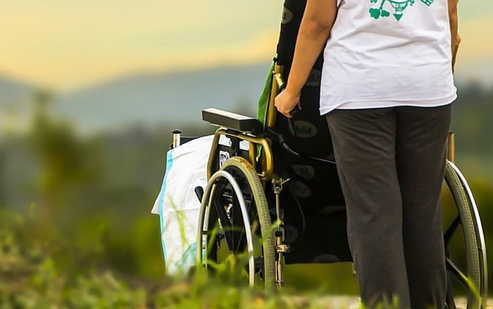 Beta: Nepokretna žena ostala bez zaštite i nege nakon što je otac odveden u kovid bolnicu