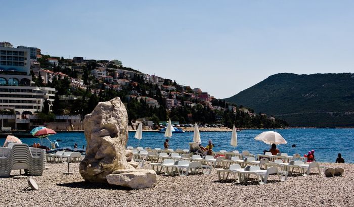 U Neumu punom turista zabeležen prvi slučaj korone