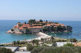 Nakon pet godina ponovo se otvara Sveti Stefan: Dve ležaljke, suncobran i usluga koštaju 240 evra
