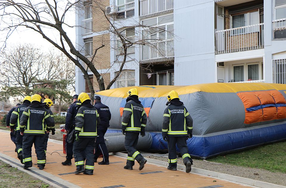 Požar na putu između Trebinja i Bileće, ugrožen manastir Dobrićevo 