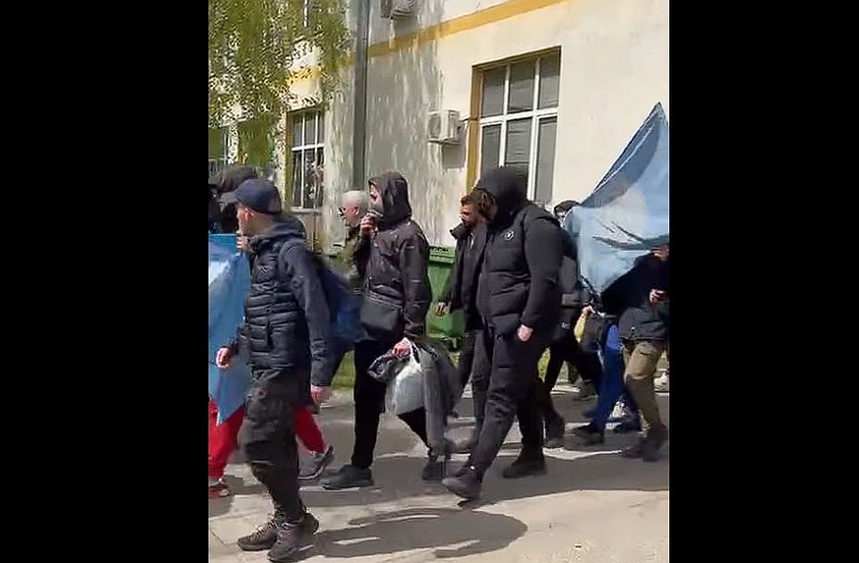 VIDEO: Osobe iz Novog Sada koje pešače ka Beogradu vređale novinarku, stigle u Staru Pazovu