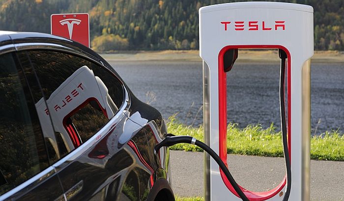 "Tesla" povlači sa tržišta 53.000 automobila zbog ručnih kočnica