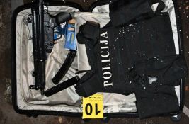 FOTO: Uhapšen zbog arsenala oružja - imao snajpere, uzi, pancire, lažnu legitimaciju MUP-a, lisice...
