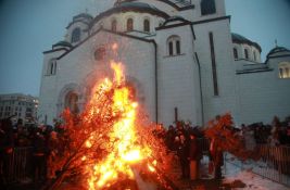 Ispred Hrama Svetog Save tradicionalno paljenje badnjaka