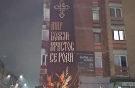 VIDEO Postavljen transparent 