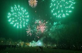 VIDEO Širom Novog Sada obeležava se Badnje veče: Paljenje badnjaka i vatromet